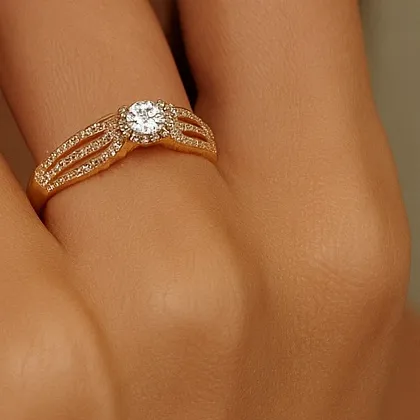 Bague en or et diamant portée à la main