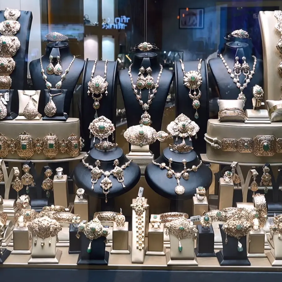 Vitrine de parures traditionnelles en or de la boutique Groupe Lahlou