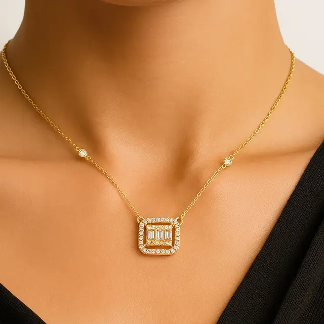 Pendentif en or et diamants porté au cou