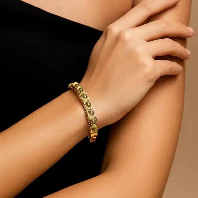Bracelet traditionnel en or et pierres vertes