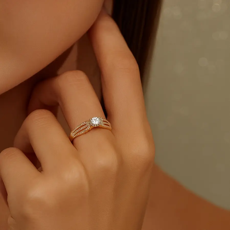 Bague en or et diamants portée à la main