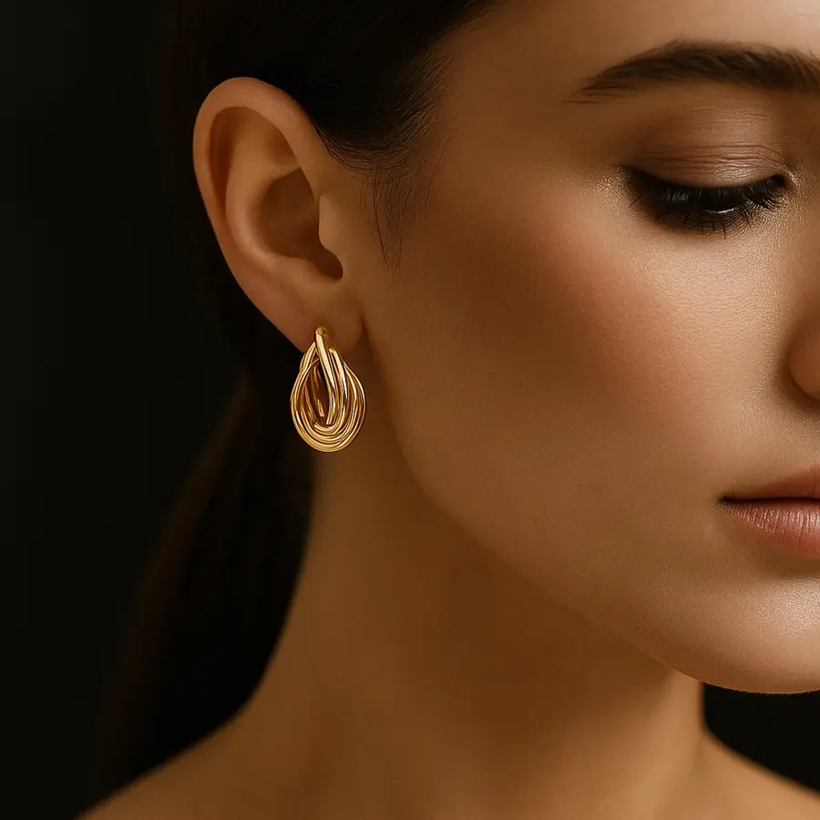 Boucle d’oreille en or portée
