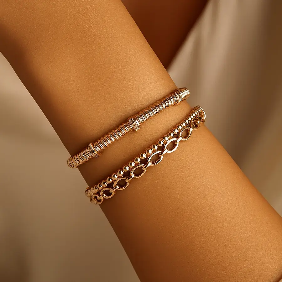 Bracelets en or superposés au poignet